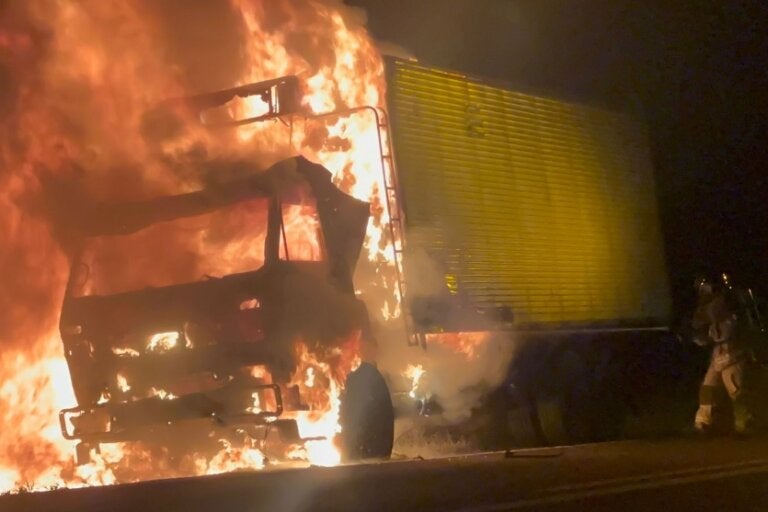 Umuarama Fogo Destrói Cabine De Caminhão Na Rodovia Pr 482 (1)