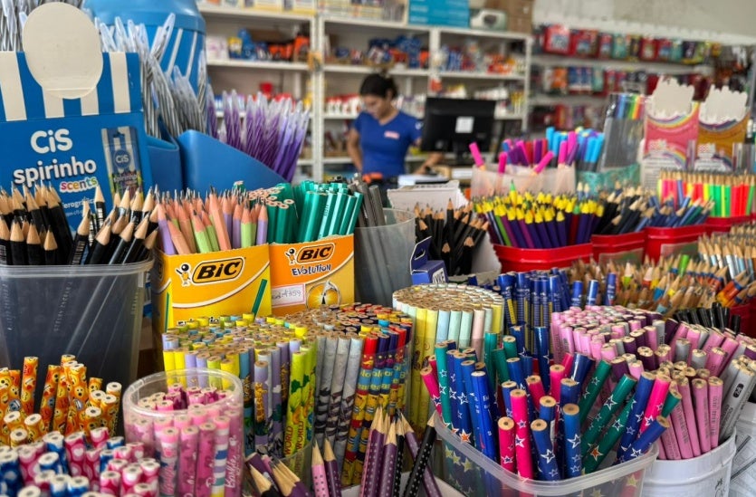 Venda de materiais escolares aquece comércio de Umuarama no início de ano