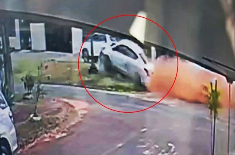 Vídeo Mostra Carro Rampando No Meio Fio E Atingindo Poste