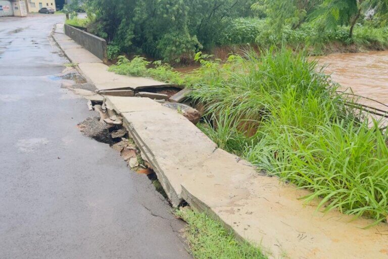 Buraco começa a se abrir na ponte do bairro São Cristóvão; Defesa Civil segue no local.