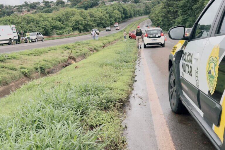Capotamento na PR-317 deixa passageira ferida; motorista recusa bafômetro.