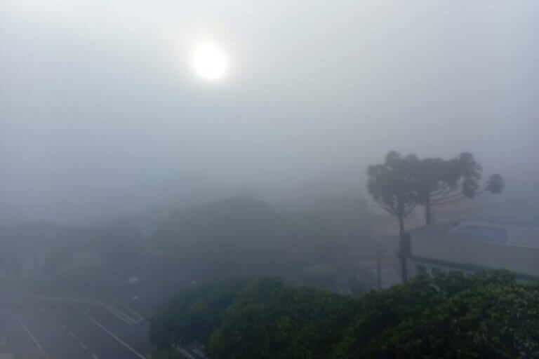 Neblina marca manhã dos umuaramenses neste sábado; região segue em alerta no Inmet.