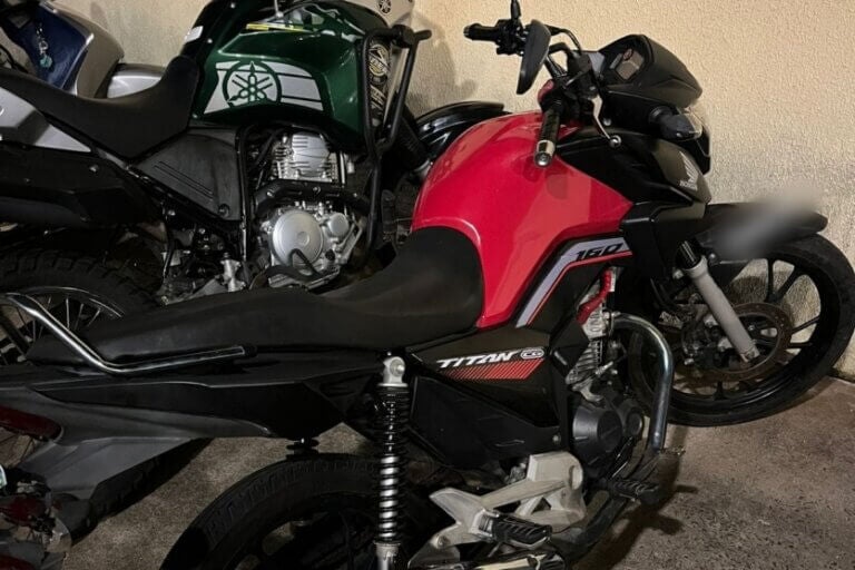 Tentativa de ocultar placa de moto termina em apreensão em Umuarama