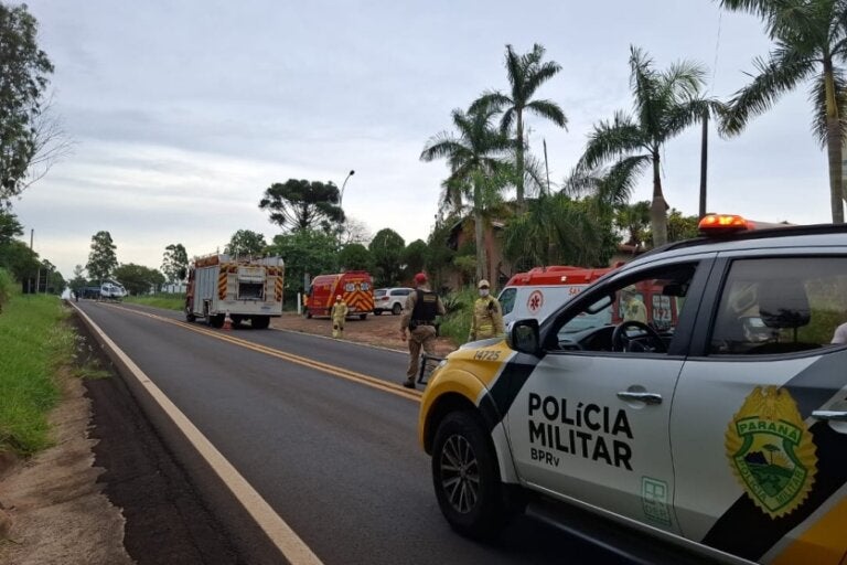 Motociclista colide em defensa metálica da PR-082 e é socorrido pelo helicóptero do Samu.