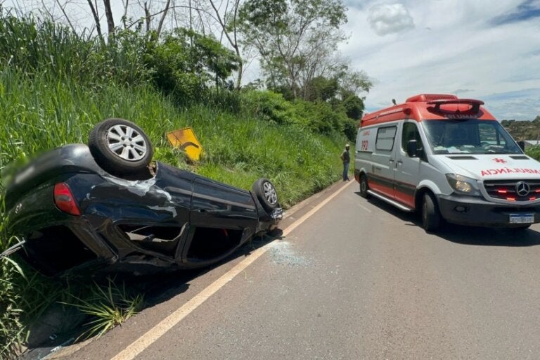 Condutor tem suspeita de perda de movimentos nas pernas após acidente entre Cafezal e Iporã