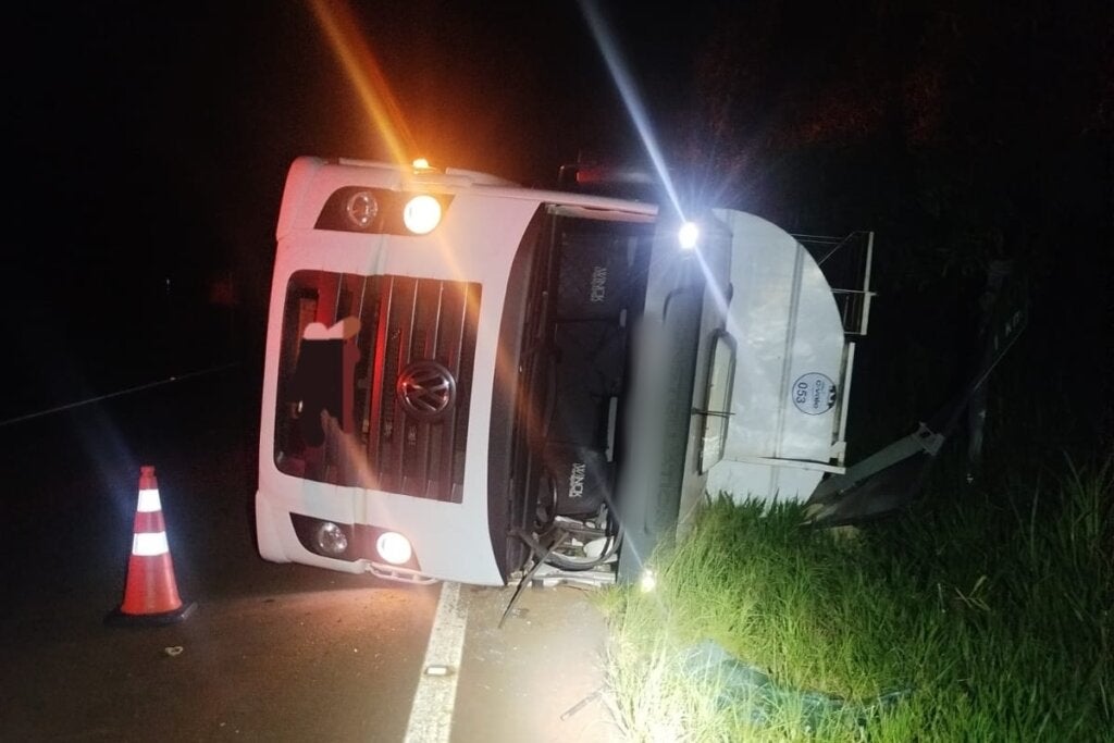 Caminhão tomba na PR-364 em Palotina e deixa motorista ferido
