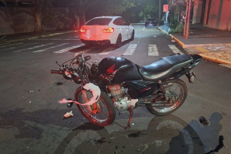 Motociclista tem suspeita de fratura após colisão com carro em cruzamento de Umuarama.