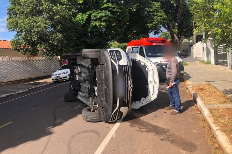 Colisão entre veículos resulta em capotamento de SUV no Centro de Umuarama.