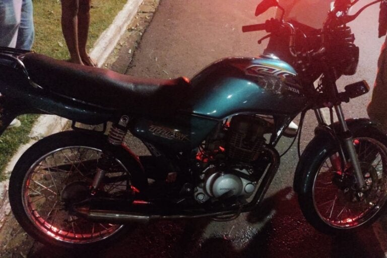 Motociclista perde o controle e sofre queda próximo da Uopeccan de Umuarama