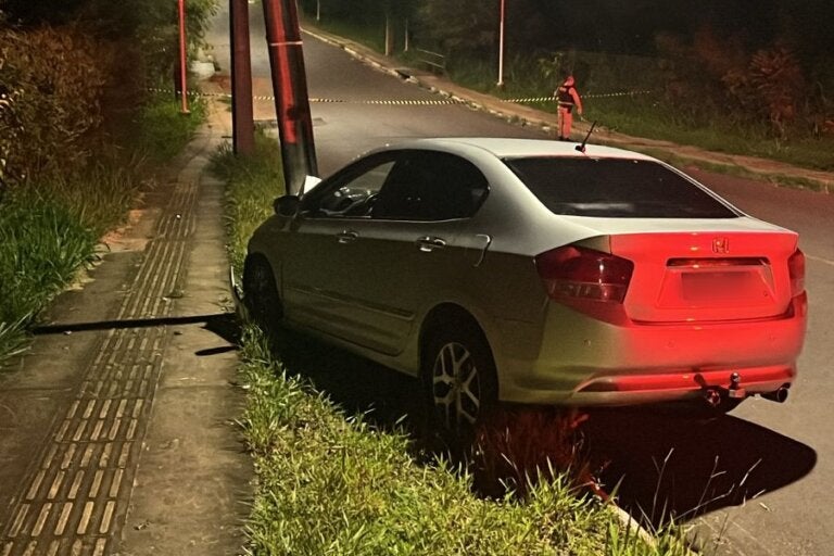 Condutor morre ao bater em poste de luz no Parque 1º de Maio, em Umuarama