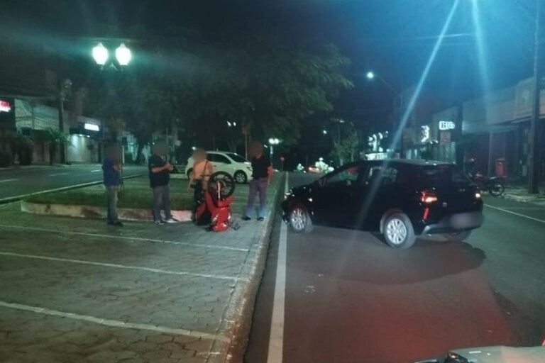 Acidente na Avenida Brasil deixa dois feridos em Umuarama.