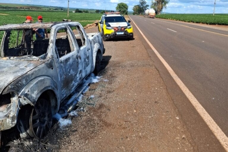 Caminhonete é consumida ao pegar fogo na PR-323; condutor saiu a tempo.