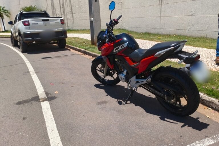 Motociclista é derrubado por picape em cruzamento da avenida Paraná