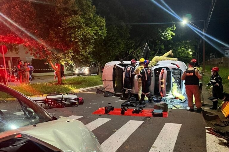 Vítima de acidente na Praça do Japão segue internada, porém sem risco à vida.