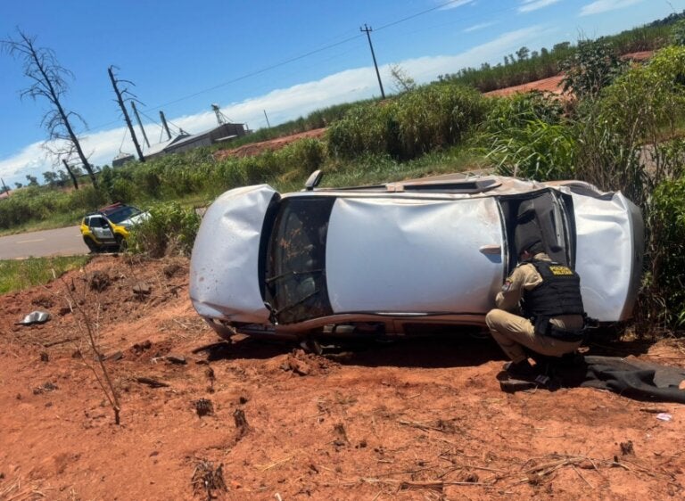 Homem é resgatado de capotamento na rodovia entre Umuarama e Mariluz.