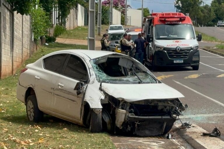 Carro bate em outros veículos, derruba poste e capota na Av. Rio Grande do Sul, em Umuarama