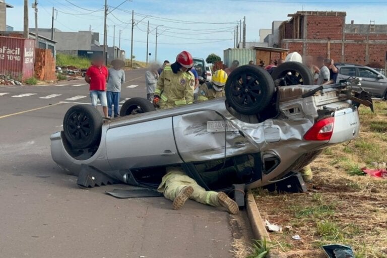 Acidente no Jardim Ônix deixa mulher presa em carro capotado