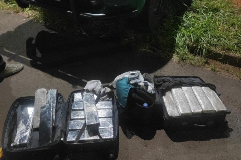 Adolescente é apreendido com tabletes de maconha em ônibus, em Alto Paraíso