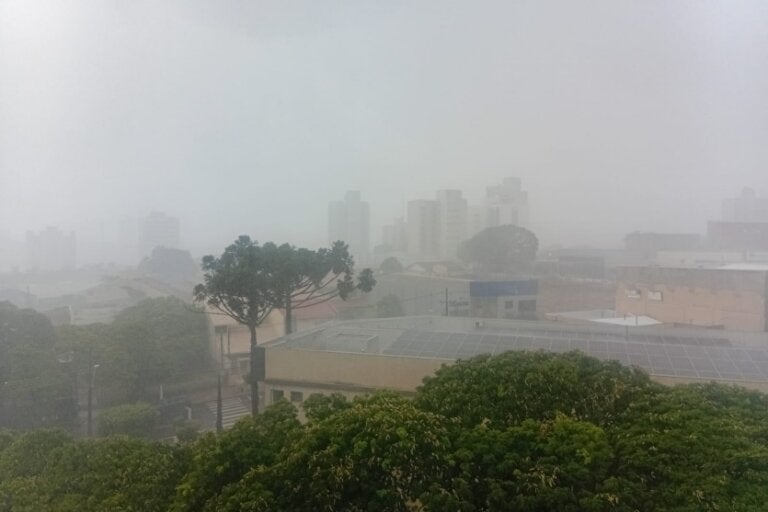 Chuva chega com força em Umuarama; região está sob alerta laranja para tempestade