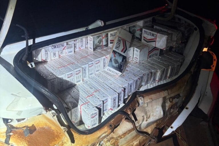 Contrabando é apreendido após viatura bater em na traseira de carro com cigarros na PR-182
