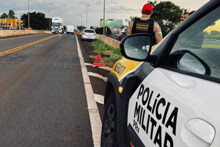 Motociclista bate na traseira de carro na PR-323 e é socorrido com ferimentos