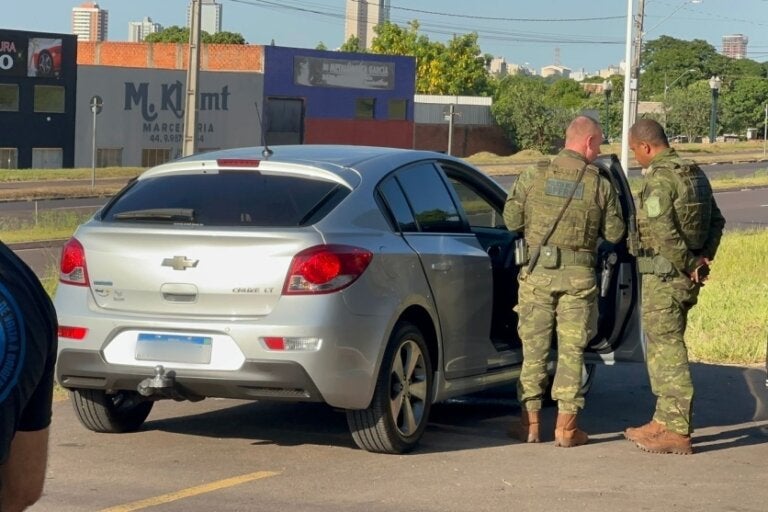 Urgente! Policial e esposa são encontrados baleados dentro de carro em Umuarama