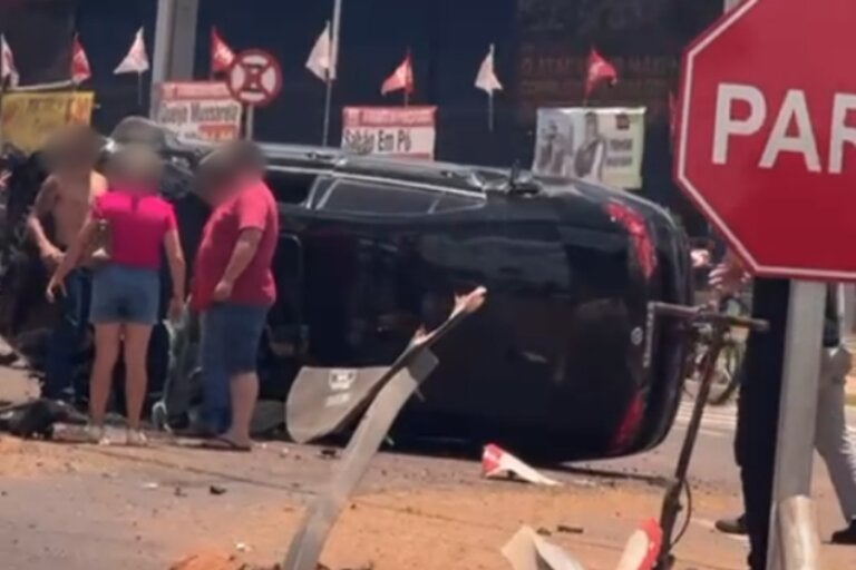 Grave colisão entre carros deixa vítimas e veículo tombado na PR-323, em Umuarama