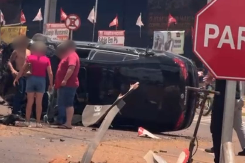 Grave colisão entre carros deixa vítimas e veículo tombado na PR-323, em Umuarama
