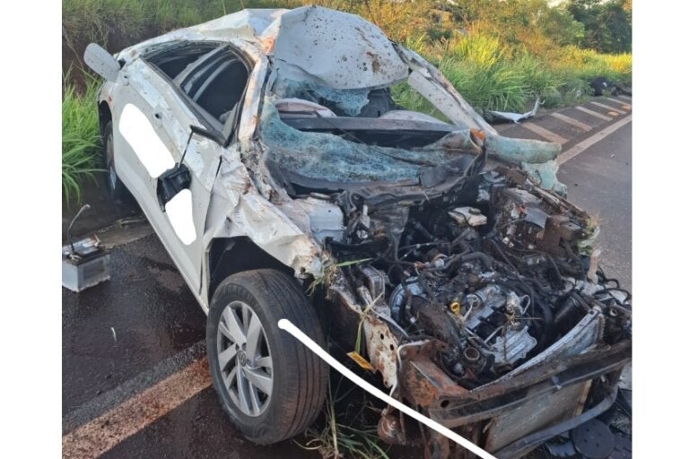 Idoso atropela vaca na PR-323 em Cafezal do Sul e fica ferido; carro ficou destruído