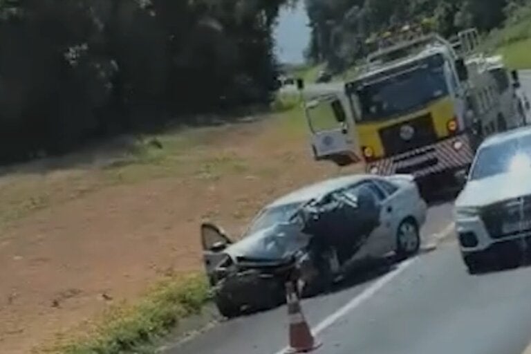 Colisão frontal na BR-277 deixa duas pessoas mortas e outras duas com ferimentos.