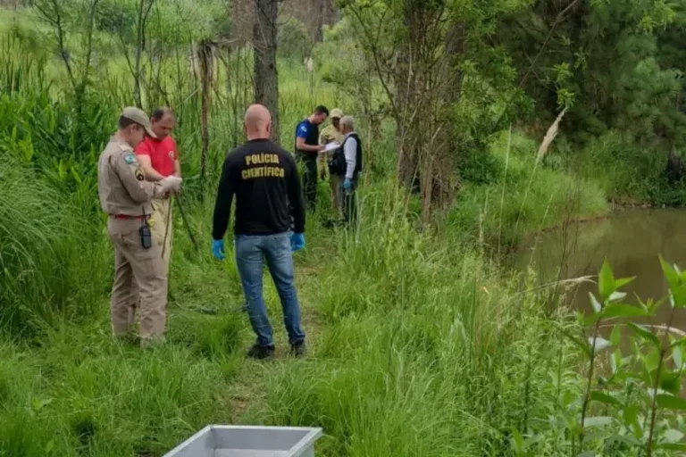 Mulher é encontrada morta boiando em cava de terreno baldio no Paraná