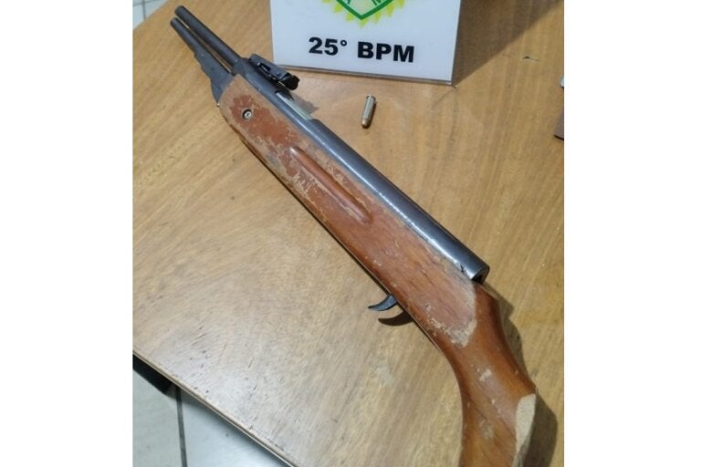 Polícia encontra arma adaptada para calibre .22 em residência de Umuarama e mulher é presa