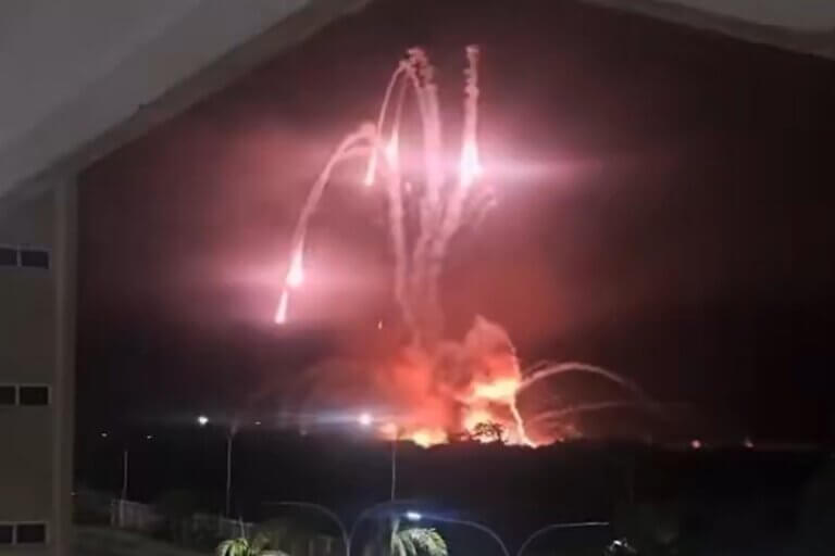 Vídeos mostram bombardeios dos EUA em Caracas, na Venezuela; vice-presidente condena ação