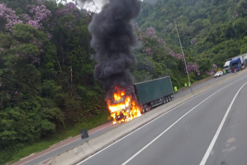 Caminhão pega fogo na BR-376 e carga de cerveja é saqueada em Guaratuba