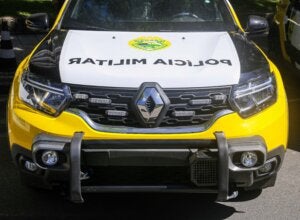 Preso danifica viatura, profere ameaças e ofensas raciais contra PMs