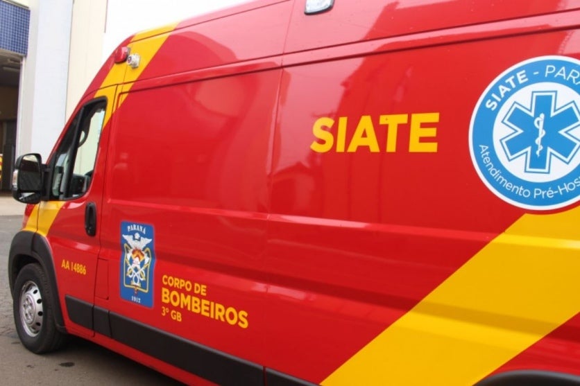 Jovem salta de carro em movimento segurando filha no colo para fugir do ex.