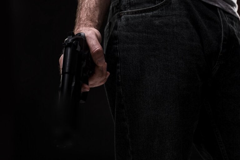 Homem atira em barbeiro após suspeita de traição envolvendo esposa no PR
