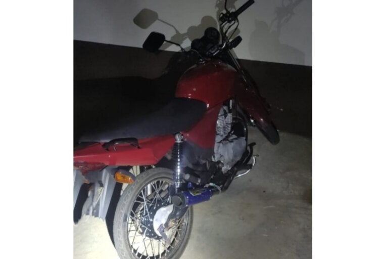 Moto com débitos e escapamento adulterado é apreendida no centro de São Jorge do Patrocínio