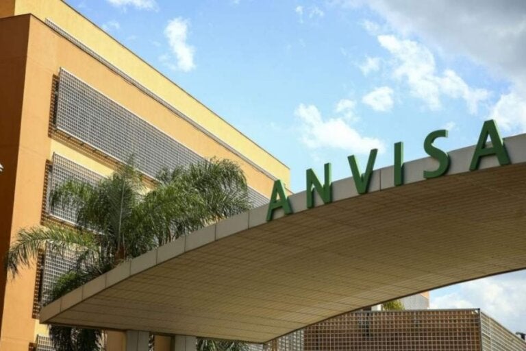 Anvisa apreende cosméticos irregulares e manda recolher produtos sem registro no país
