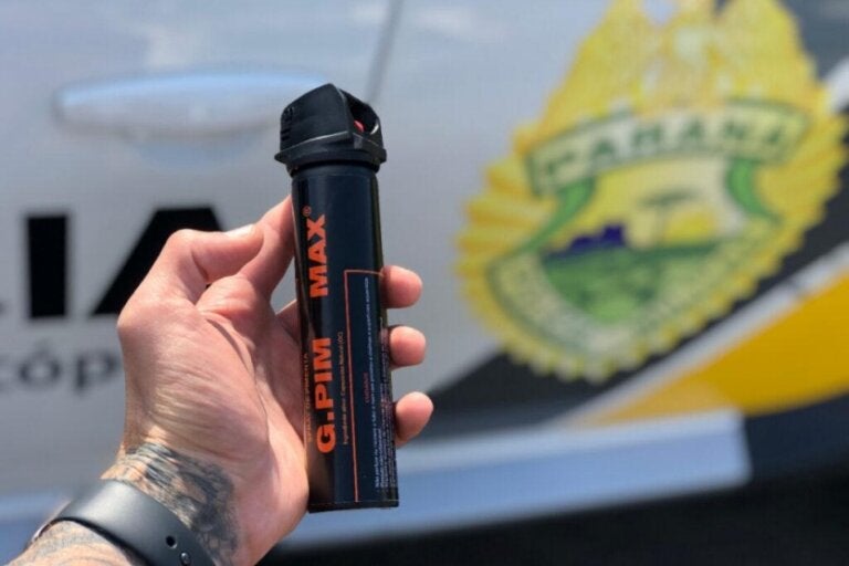 PM usa spray de pimenta em homem que se escondeu e tentou agredir policial no 1º de Maio