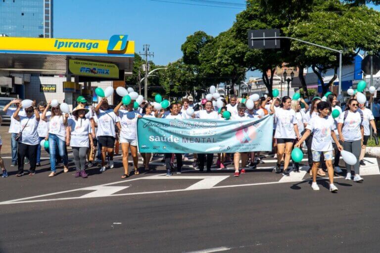 Caminhada do Janeiro Branco mobiliza cerca de 200 participantes em Umuarama