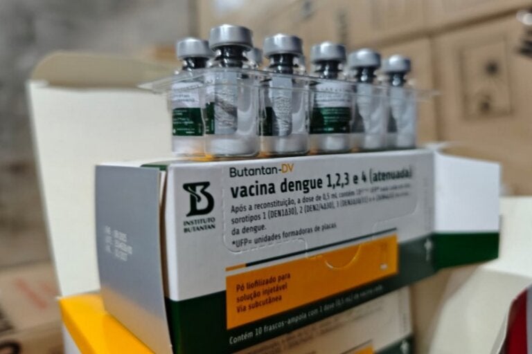 Sesa inicia distribuição da nova vacina contra a dengue às Regionais de Saúde