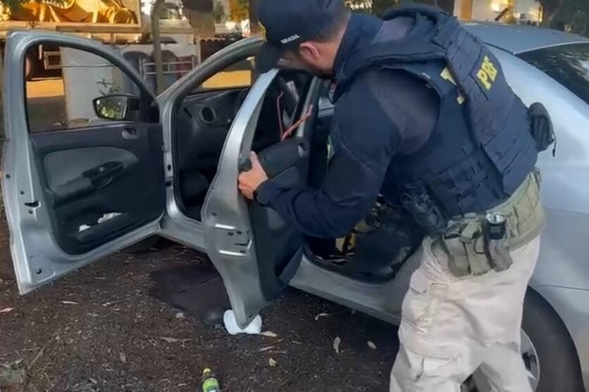 Mulher é presa com maconha e haxixe no mesmo carro em que transportava os filhos, no PR