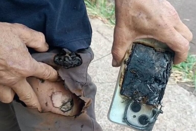 Celular explode durante ataque de cães e mecânico sofre lesões e queimaduras