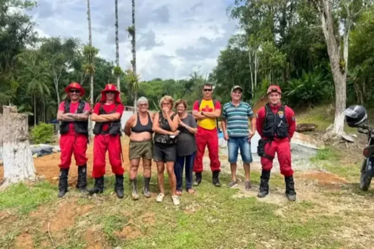 Idosas são resgatadas pelo Corpo de Bombeiros após se perderem em mata de trilha no Paraná