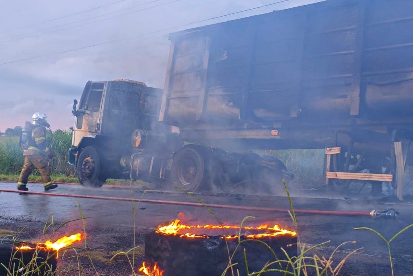 Caminhão Pega Fogo Na Rodovia Pr 486 E Fica Totalmente Destruído (1)