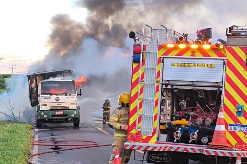 Caminhão Pega Fogo Na Rodovia Pr 486 E Fica Totalmente Destruído (2)