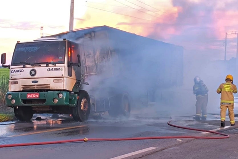 Caminhão Pega Fogo Na Rodovia Pr 486 E Fica Totalmente Destruído (4)