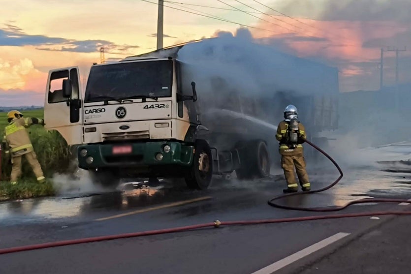 Caminhão Pega Fogo Na Rodovia Pr 486 E Fica Totalmente Destruído (5)
