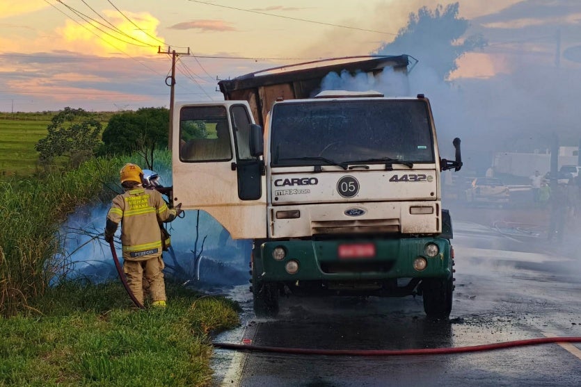 Caminhão Pega Fogo Na Rodovia Pr 486 E Fica Totalmente Destruído (6)
